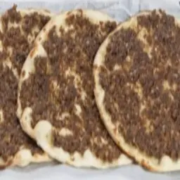 لحم بعجين بدبس الرمان